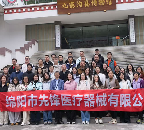 九寨秋深时，先锋同行路